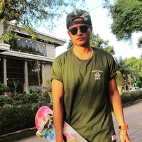 M eski aktif sebagai drummer, Aris tak malu memperkenalkan dirinya sebagai tukang bakar sate. Saya lebih senang dipanggil tukang bakar sate yang suka main drum, tandas Aris kepada Wolipop via telepon beberapa waktu lalu. Foto: Instagram/Aris_Rakasiwi