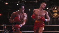 Agar mendapatkan hasil terbaik, Sylvester Stallone meminta Dolph Lundgren memukulnya di film ‘Rocky IV’. Akibatnya ia pun sempat menjalani perawatan setelah terkena sebuah pukulan di dada kirinya. Dok. MGM Studio
