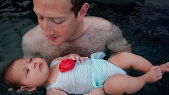 Saat membaptis anaknya. Foto: GettyImages