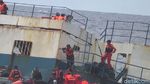 Potret Tim SAR Berjibaku Lawan Ombak Cari Korban KM Lestari Maju