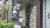 Gaya simpel Chacha saat jalan-jalan di Seoul (chafrederica/Instagram)
