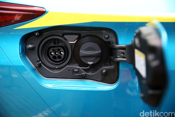 Toyota menyumbangkan belasan mobil ramah lingkungan untuk keperluan riset mobil listrik kepada Kementerian Perindustrian dan 6 perguruan tinggi.
