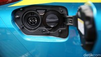 Colokan untuk pengisian baterai Toyota Prius Plug-in Hybrid.