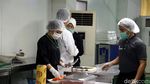 Aksi Para Koki Racik Makanan untuk Atlet Asian Para Games