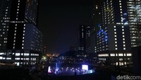 Cahaya lampu menghiasi Wisma Atlet Kemayoran.
