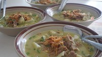 Sedang mampir ke Cirebon, jangan sampai lewatkan semangkuk empal gentong gurih enak dengan potongan lontong yang lembut. Enak banget nih, empal gentong yang dicicip oleh @hungrycouplee.