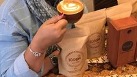 Ini pose santai Retno saat mampir ke kedai kopi Indonesia di New York. Indonesian coffee sure to make your life more vibrant, tulisnya di keterangan foto. Foto: Instagram retno_marsudi