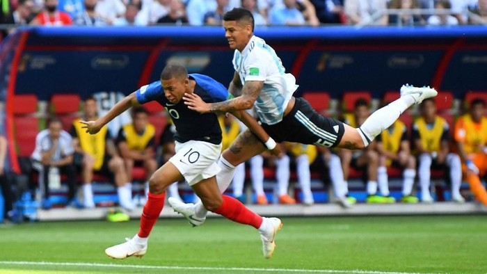 Soccer Football - World Cup - Round of 16 - France vs Argentina - Kazan Arena, Kazan, Russia - June 30, 2018  Argentinas Marcos Rojo fouls Frances Kylian Mbappe in the penalty area  REUTERS/Dylan Martinez