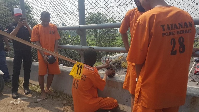 Jalani Rekonstruksi, Begini Detik-detik Pelemparan Batu ke Tol Jalani Rekonstruksi, Begini Detik-detik Pelemparan Batu ke Tol