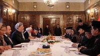 Ini pose Retno bersama Presiden Joko Widodo saat ke Kabul, Afghanistan. Sambil membicarakan politik, delegasi Indonesia nampak disuguhi makanan lokal di atas meja. Foto: Instagram retno_marsudi