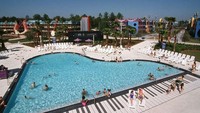 Bukan Disney namanya kalau tidak menghadirkan sesuatu yang unik. Di Disneys All-Star Music Resort, Florida, ada kolam renang dengan desain piano lengkap dengan tuts-nya (Disney World) 