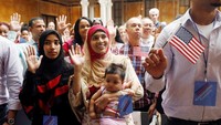 Dinas Kependudukan dan Imigrasi Amerika Serikat melaporkan lebih dari 14.000 warga AS baru akan dilantik selama hari peringatan kemerdekaan Negeri Paman Sam itu. Untuk memenuhi hal tersebut, negara juga menggelar hampir 175 upacara naturalisasi di seluruh negeri. Shannon Stapleton/Reuters.