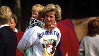 Potret Putri Diana bersama Pangeran William saat menikmati Disney Land. Dok. Instagram/velvetcoke
