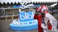 Di luar arena pun, para pendukung tampil heboh.