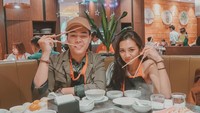 Berlibur ke Singapura, Jeje memilih sajian hot pot enak sambil menunjukkan keahliannya makan dengan sumpit. Foto: Instagram @jejesoekarno
