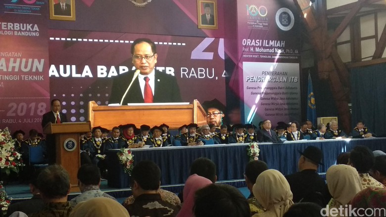 Menristek dan Kepala Bappenas Terima Penghargaan dari ITB Menristek dan Kepala Bappenas Terima Penghargaan dari ITB