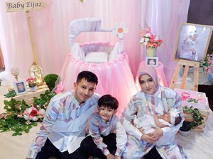Keseruan Fairuz A Rafiq Saat Beri Putrinya MPASI Pertama