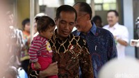 Usai pertemuan di Istana Kepresidenan Bogor, Presiden Joko Widodo (Jokowi) mengajak Presiden Bank Dunia Jim Yong Kim ke Desa Tangkil, Kabupaten Bogor. Jokowi ingin menunjukkan upaya penanganan gizi buruk dan stunting terhadap anak-anak di desa tersebut.