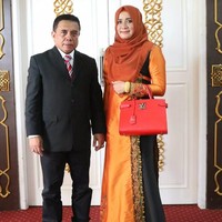 Darwati A. Gani yang saat ini berniat maju kembali menjadi calon legislatif DPR Aceh pada Pemilu Legislatif 2019 merupakan istri dari Gubernur Aceh Irwandi Yusuf yang baru saja ditangkap KPK. Berpose bersama sang suami, Irwandi Yusuf yang kini ditangkap KPK, Darwati terlihat menenteng tas Louis Vuitton seri Twist Tote warna merah seharga US$ 3.000 atau sekitar Rp 43 jutaan. Foto: Instagram
