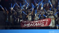 Beberapa terlihat tampil kompak dengan kostum unik.