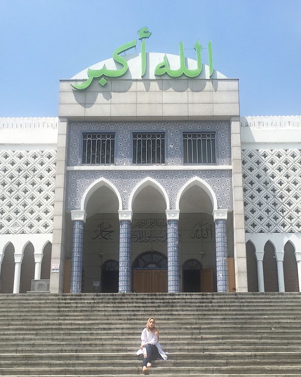 Ia juga wisata religi ke Seoul Central Mosque (chafrederica/Instagram)