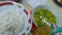 Hmm, kuahnya kental dengan warna kuning kemudian diberi isian potongan daging yang empuk sangatlah enak. Terakhir ditaburi daun kucai dan tambahan cabai bubuk. Enak dinamakan nasi putih hangat! Siapa nih yang mau Empal Gentong Krucuk unggahan @demenjajanan.