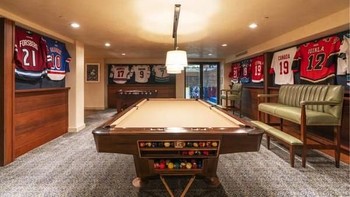 Rumah McNealy bahkan memiliki ruangan khusus untuk bermain billiar dan poker. Foto: Rex Real Estate