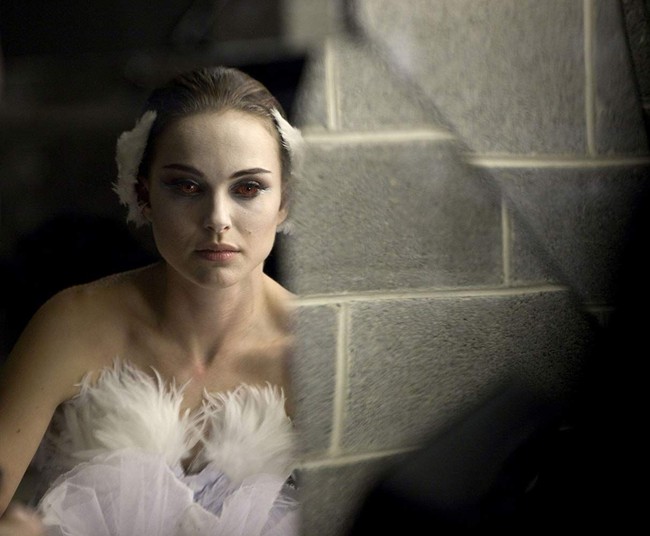 Natalie Portman turun berat badan hingga 9 kg saat memerankan penari ballet di film ‘Black Swan’. Dia juga latihan ballet 5 sampai 8 jam sehari demi mendalami karakter yang dimainkannya. Foto: Dok. Fox Searchlight Pictures