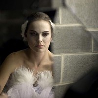 Natalie Portman turun berat badan hingga 9 kg saat memerankan penari ballet di film ‘Black Swan’. Dia juga latihan ballet 5 sampai 8 jam sehari demi mendalami karakter yang dimainkannya. Foto: Dok. Fox Searchlight Pictures