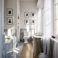 Kamar mandi dengan desain menakjubkan. Karl Lagerfeld membuat kamar mandi jadi tempat yang lebih fashionable dengan berbagai potret hitam-putih, elemen metal pada wastafel juga sentuhan mozaik pada lantai. Foto: Dok. Engel & Volkers