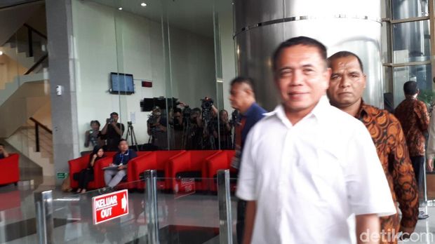 Pakai Kemeja Putih, Gubernur Aceh Irwandi Tiba di KPK