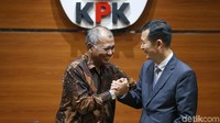 Agus Rahardjo dan Lee Geonlee melakukan salam komando.