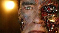 Arnold Schwarzenegger pernah lupa saat membeli makanan di sebuah restoran dengan riasan makeup ‘Terminator’ yang membuat kaget pelayan dan para pengunjung. Dok. Warner Bros