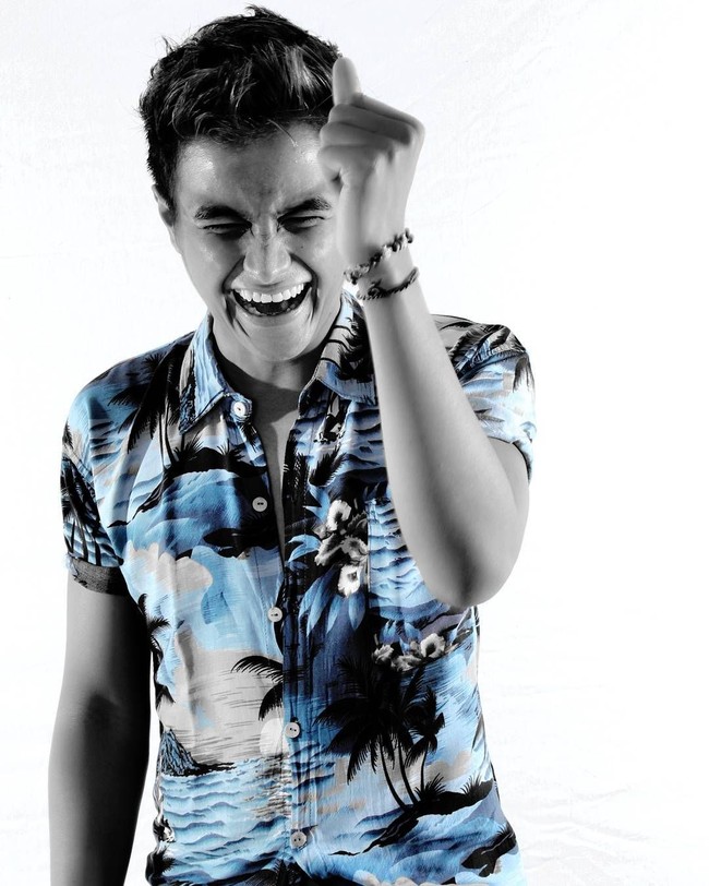 Gaya Arif di media sosial sangat macho. Jika dilihat sepintas, tak akan ada yang menyangka jika sehari-harinya ia bekerja sebagai tukang bakar sate. Foto: Instagram/Aris_Rakasiwi