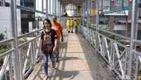 Warga pengguna JPO tetap bisa melintas ditengah pengerjaan.
