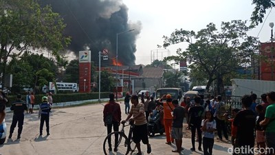 Potret Asap Hitam Membubung di Kampung Bandan