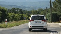 Mitsubishi Outlander PHEV memiliki pangsa pasar 12 persen, mengalahkan VW Passat GTE 9 persen, Mercy GLC350e 7 persen, 330e sebanyak 7 persen, 225xe sebanyak 7 persen, VW Golf GTE mencapai 6 persen, MINI Countryman mencapai market share 3 persen, Porsche Panamera mencapai 3 persen, Volvo XC60 PHEV mencapai 2 persen. Foto: M Luthfi Andhika