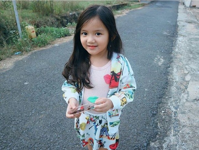 Khansa Alodia jadi populer sejak bermain video musik Tik Tok. Meskipun masi berusia sangat belia, pemilik akun ID Tik Tok hello.alodia ini sudah mempunyai ratusan ribu penggemar di media sosial. Foto Instagram @hello.alodia