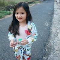 Khansa Alodia jadi populer sejak bermain video musik Tik Tok. Meskipun masi berusia sangat belia, pemilik akun ID Tik Tok hello.alodia ini sudah mempunyai ratusan ribu penggemar di media sosial. Foto Instagram @hello.alodia