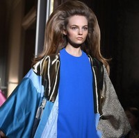 Di presentasi koleksi Valentino Haute Couture Fall-Winter 2018/2019, size does matter. Ya, ukuran sangat penting bagi sang desainer, Pierpaolo Piccioli. Tak hanya busana, tapi juga hair-do. (Foto: Getty Images)