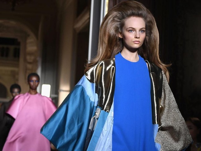 Di presentasi koleksi Valentino Haute Couture Fall-Winter 2018/2019, size does matter. Ya, ukuran sangat penting bagi sang desainer, Pierpaolo Piccioli. Tak hanya busana, tapi juga hair-do. (Foto: Getty Images)