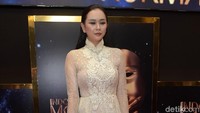 Ia tampak kenakan gaun putih transparan. Foto: Pool/Noel/DetikFoto.