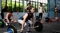 Latihan beban dijalankan oleh Rika untuk menguatkan otot dan tulangnya. (Foto: Instagram/rikatinydoll)