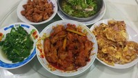 Yeo Bee Yin ternyata jago masak lho. Semua menu ini dibuatnya, mulai dari ayam sambal, ikan kukus, telur dadar dan sayur. Keren! Foto: Instagram yeobeeyin