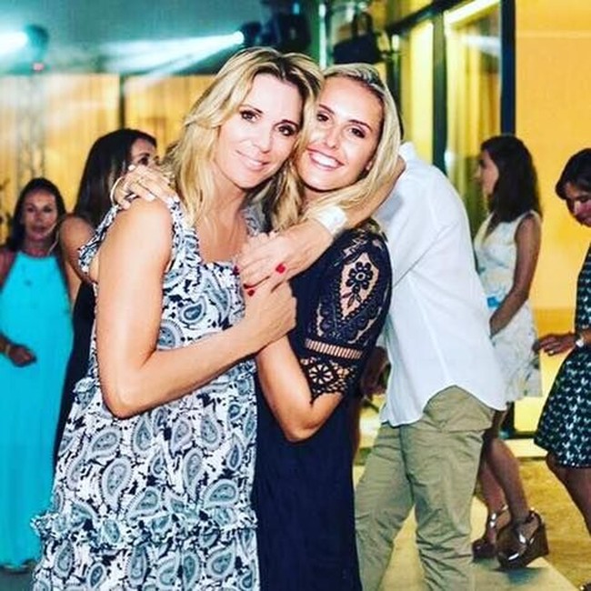 Pasangan tersebut pertama kali bertemu ketika Alison bekerja sebagai asisten toko di sebuah butik dan Southgate adalah pemain bola. Southgate pun sering mampir ke toko dengan alasan berbelanja namun sebenarnya ingin bertemu Alison. Foto: Facebook Alison Southgate