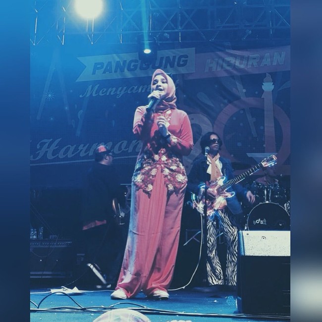 Selain berprofesi sebagai dokter, Sarah pun memiliki suara emas. Ia pernah  menyanyi untuk Jiung Band, grup musik betawi menggantikan sang kakak Zeezee Shahab. Foto: Instagram/SarahShahab