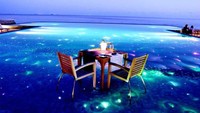 Maldives memang jadi surganya para traveler. Di Huvafen Fushi, pengunjung bisa bersantap di area kolam renang yang menyala saat malam. Pemandangannya pantai yang sangat cantik. Foto: Istimewa