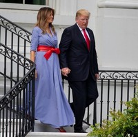 Gaun lengan panjang bersiluet kemeja tersebut dirancang oleh Ralph Lauren, hadir dengan dengan motif gingham (kotak-kotak kecil) Rivera khas sang desainer. Dikabarkan Breitbart, harga gaun itu mencapai US$ 2.790 atau sekitar Rp 40 juta. (Foto: Getty Images)