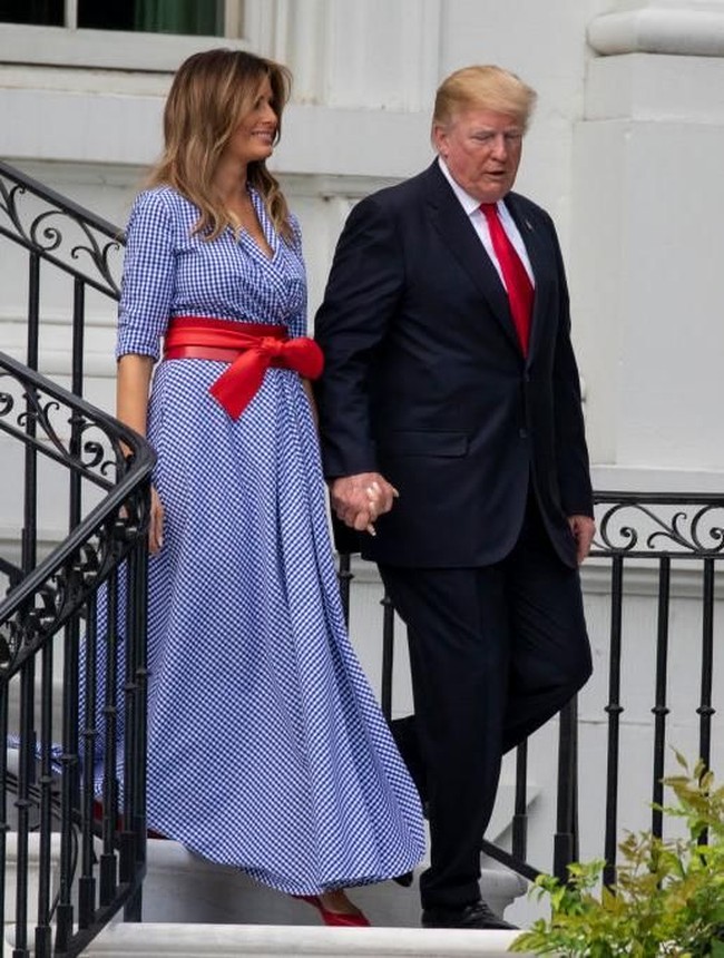 Gaun lengan panjang bersiluet kemeja tersebut dirancang oleh Ralph Lauren, hadir dengan dengan motif gingham (kotak-kotak kecil) Rivera khas sang desainer. Dikabarkan Breitbart, harga gaun itu mencapai US$ 2.790 atau sekitar Rp 40 juta. (Foto: Getty Images)