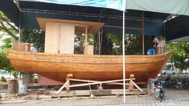 Kapal bambu buatan Universitas Hang Tuah/